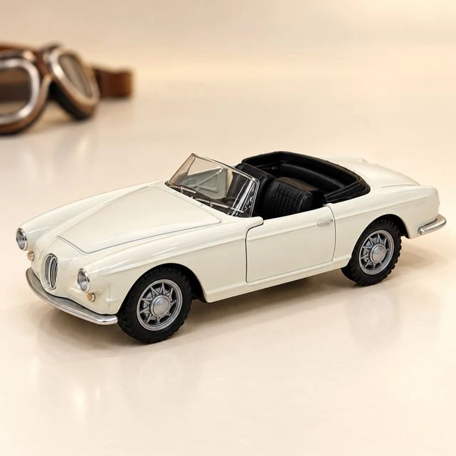 Ivory Classic Convertible Die-Cast Model Car, 1:32 Scale